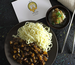 Siyah Fasulye Soslu Noodle (Jajangmyeon) / Kore Mutfağı